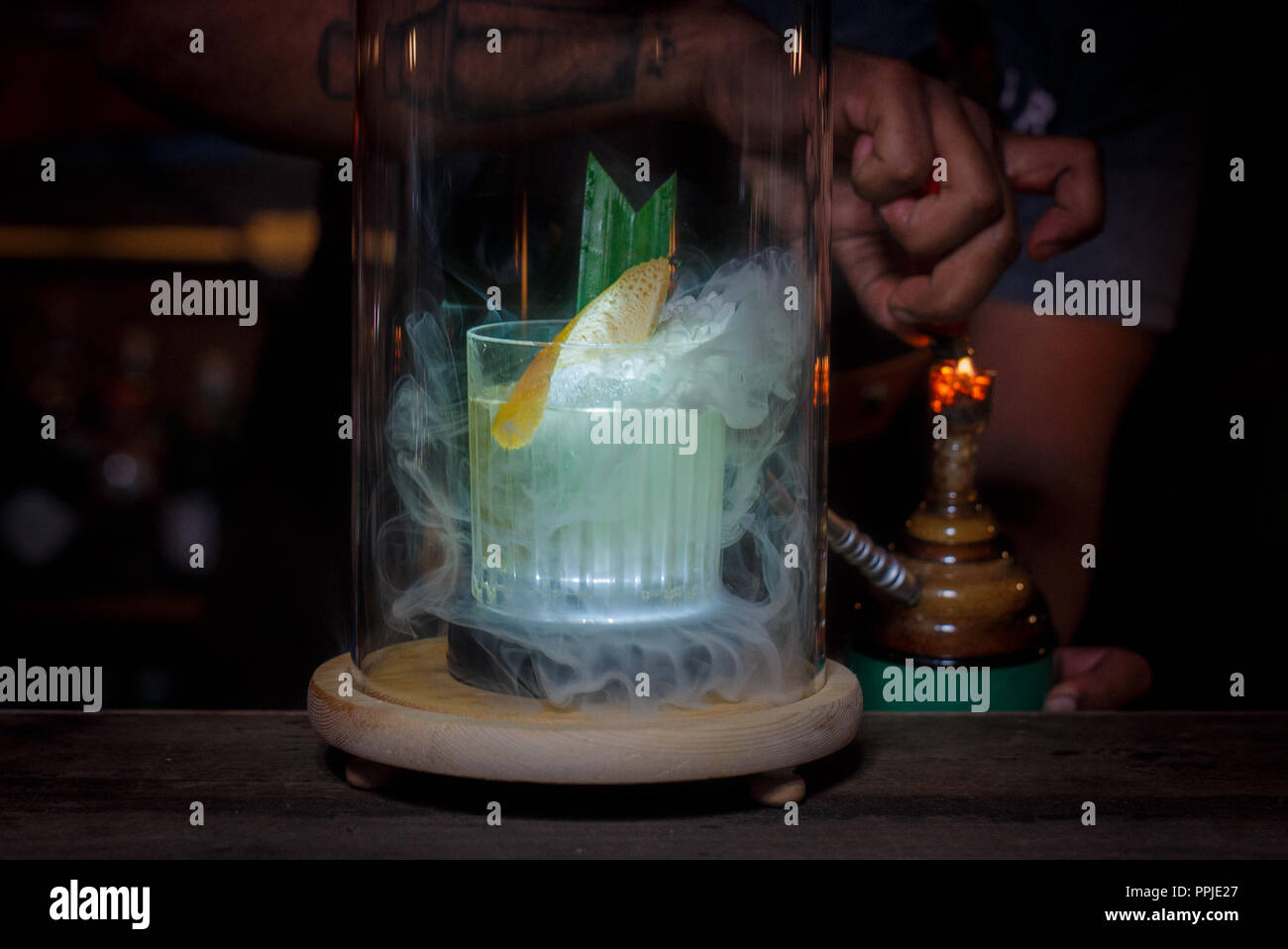 Offerte di limone e erbe bevanda alcolica con effetto fumo Foto Stock