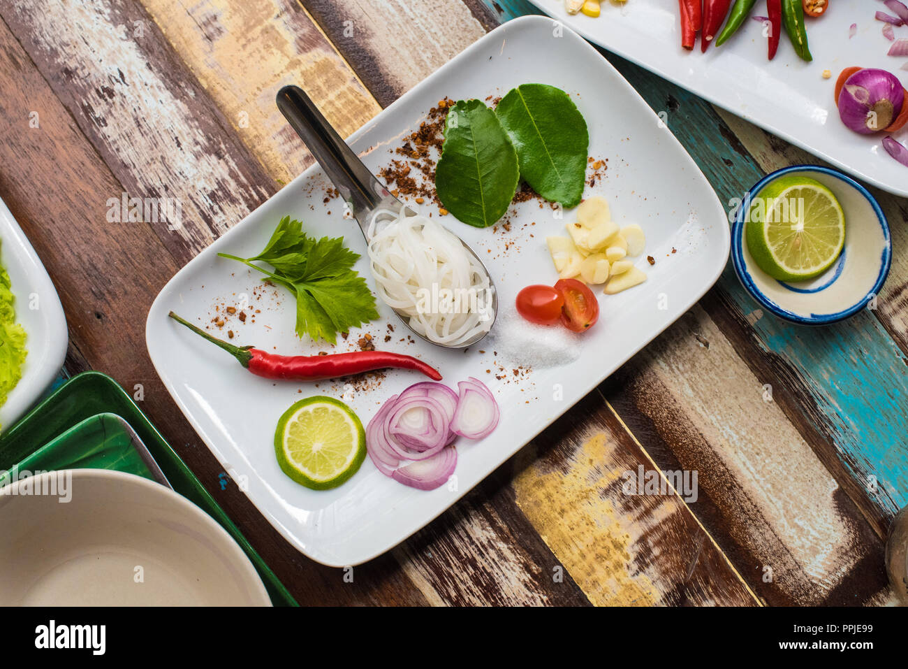 Fotografia di cibo disposizione piatta di piatti vari e spezie Foto Stock