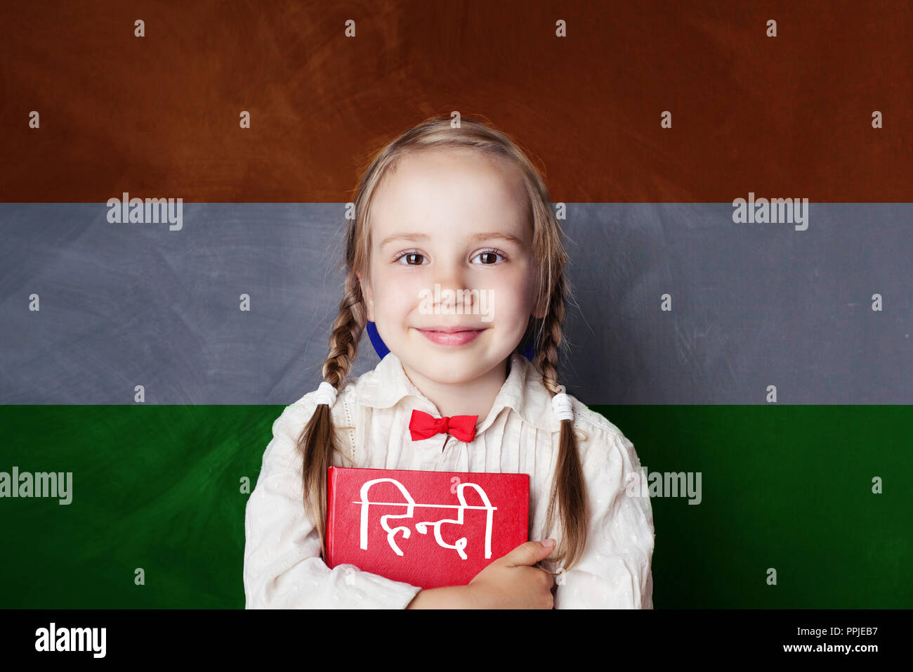 Imparare la lingua hindi. Smart bambino studente su India bandiera sfondo Foto Stock