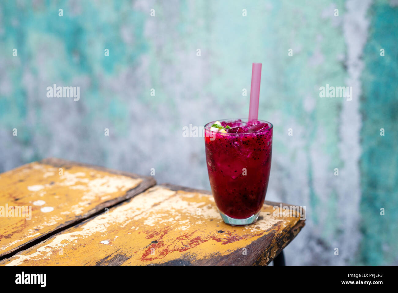 Fotografia di cibo bevande speciali close up servite in bicchieri di fantasia Foto Stock