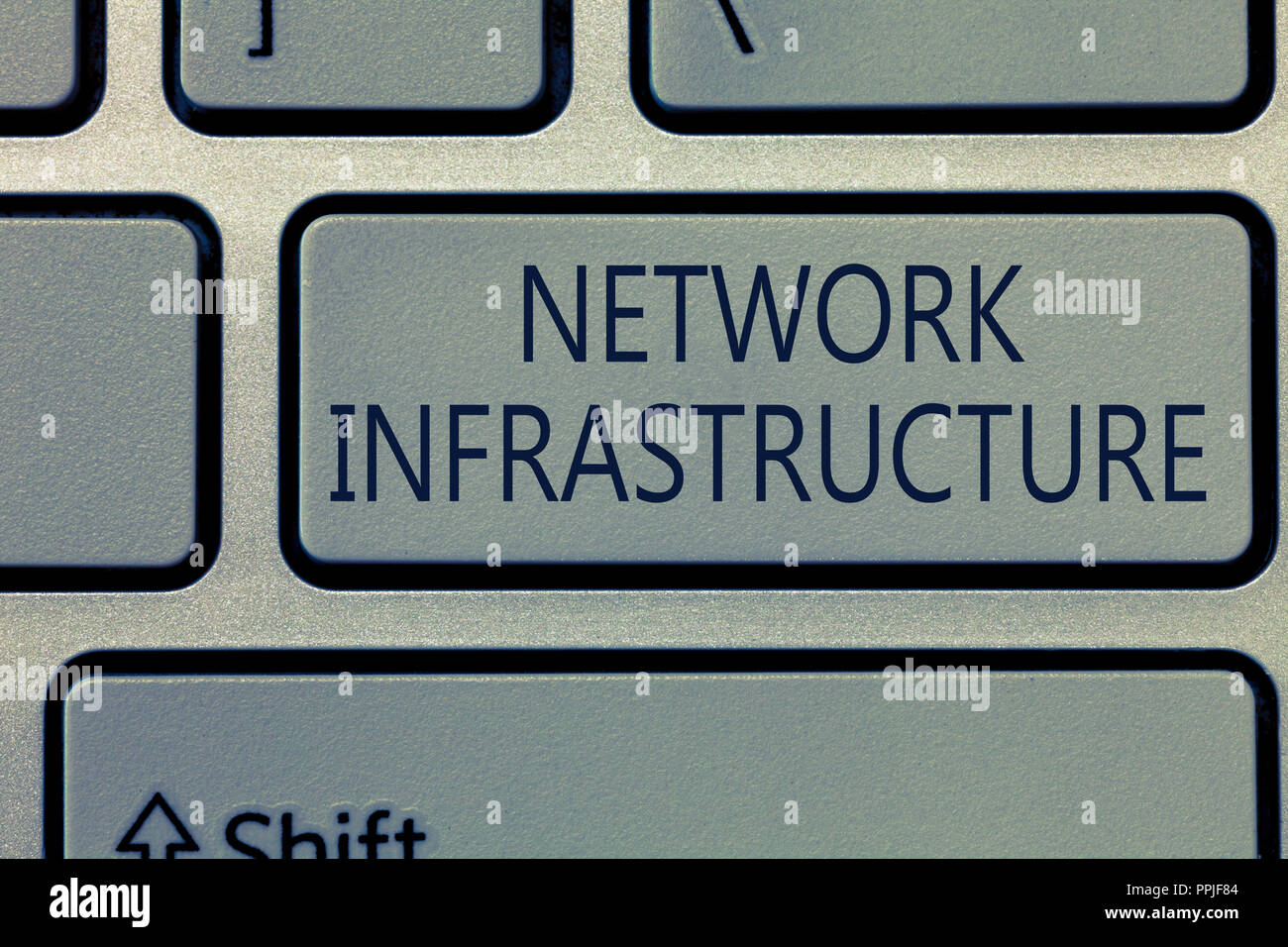 La scrittura della nota che mostra l'infrastruttura di rete. Business photo vetrina per le risorse hardware e software In e Out. Foto Stock