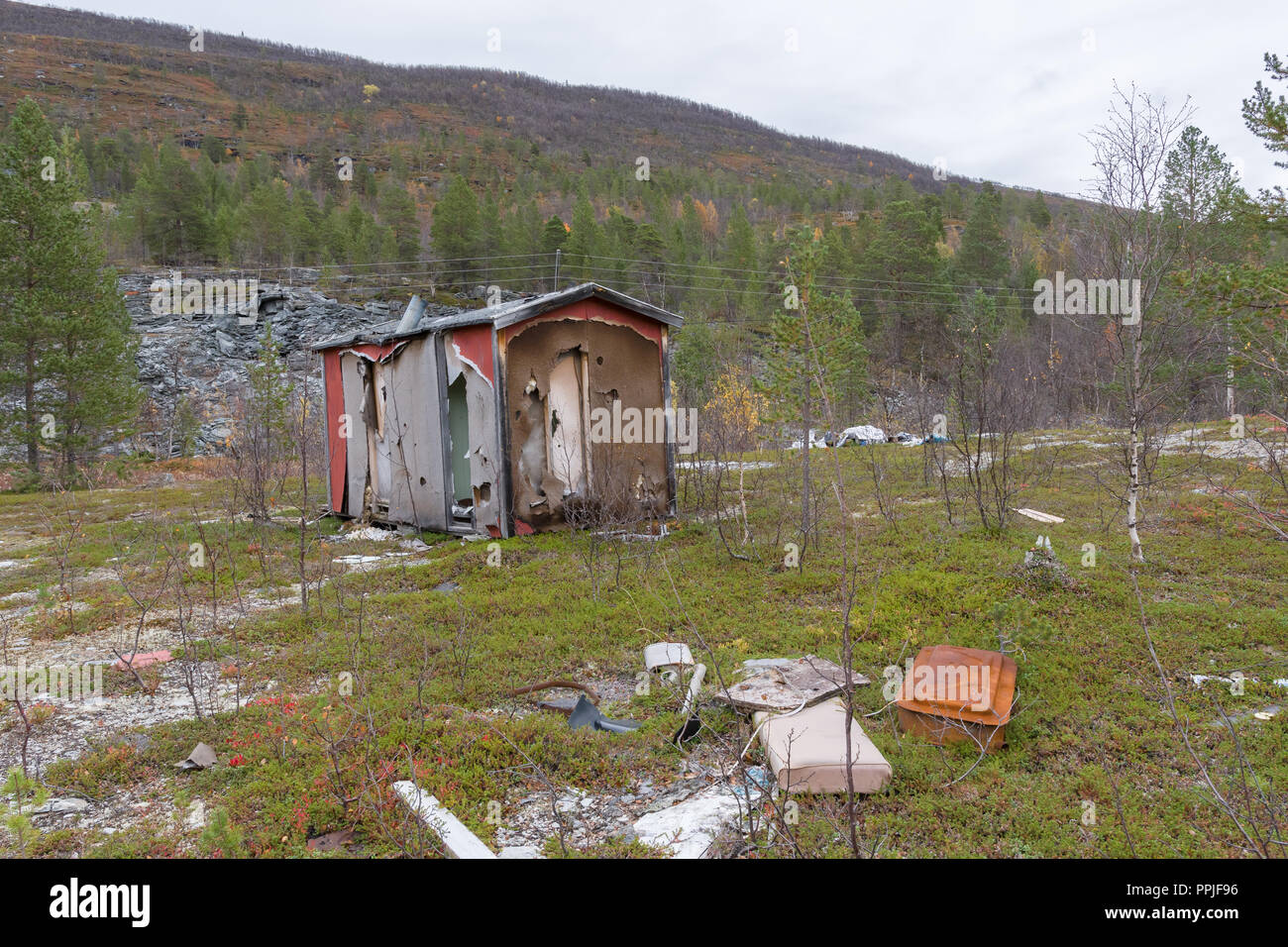 Rifiuti gettati in natura, con unghia abbandonati tenda. Foto Stock