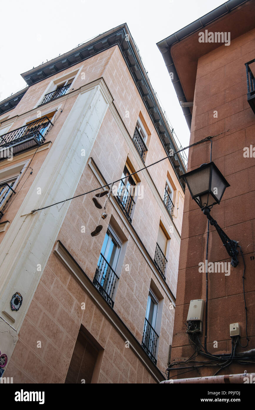 Tradizionale edificio di alloggiamento nel quartiere Lavapies. È stato considerato il più tipico quartiere di Madrid, ora ha una grande popolazione di immigrati Foto Stock