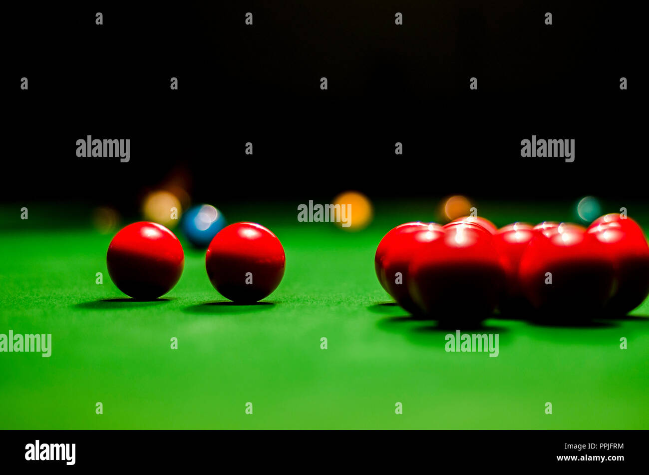 Palle da biliardo Piscina sul tavolo verde, gioco Foto Stock