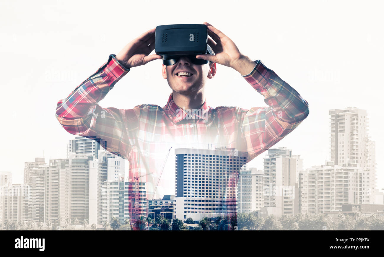 Ragazzo indossa controllato shirt e maschera virtuale dimostrare alcune em Foto Stock