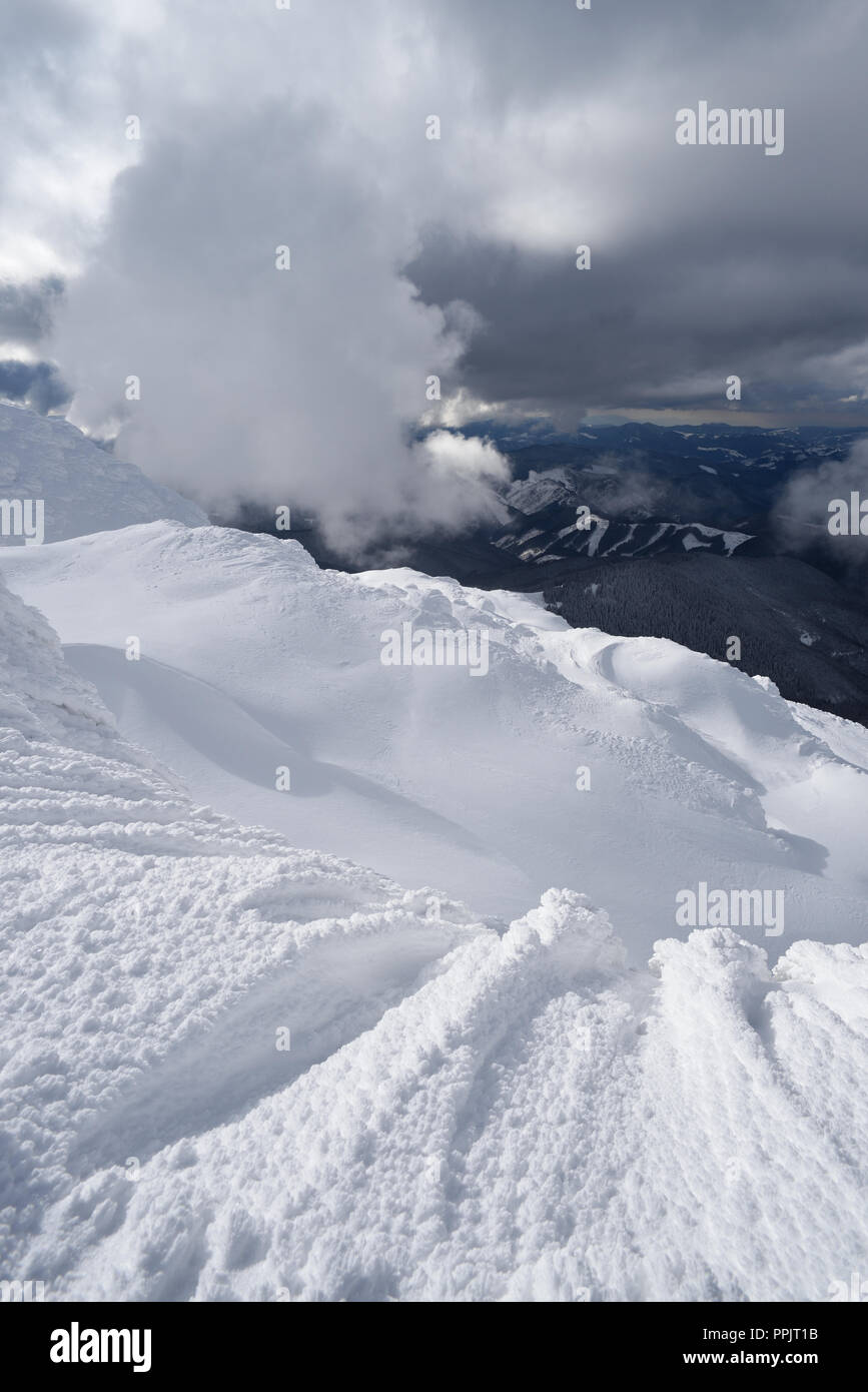 Paesaggio invernale con una bella nuvola. Derive di neve in montagna Foto Stock