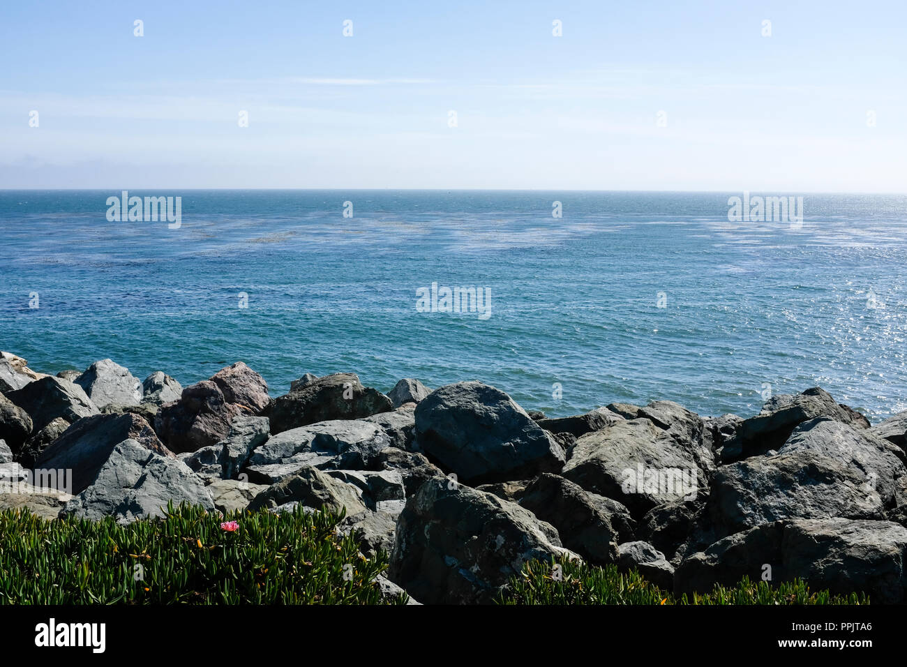 Oceano Pacifico orizzonte guardando ad ovest da un percorso a piedi nei pressi di Santa Cruz, California, Stati Uniti d'America Foto Stock