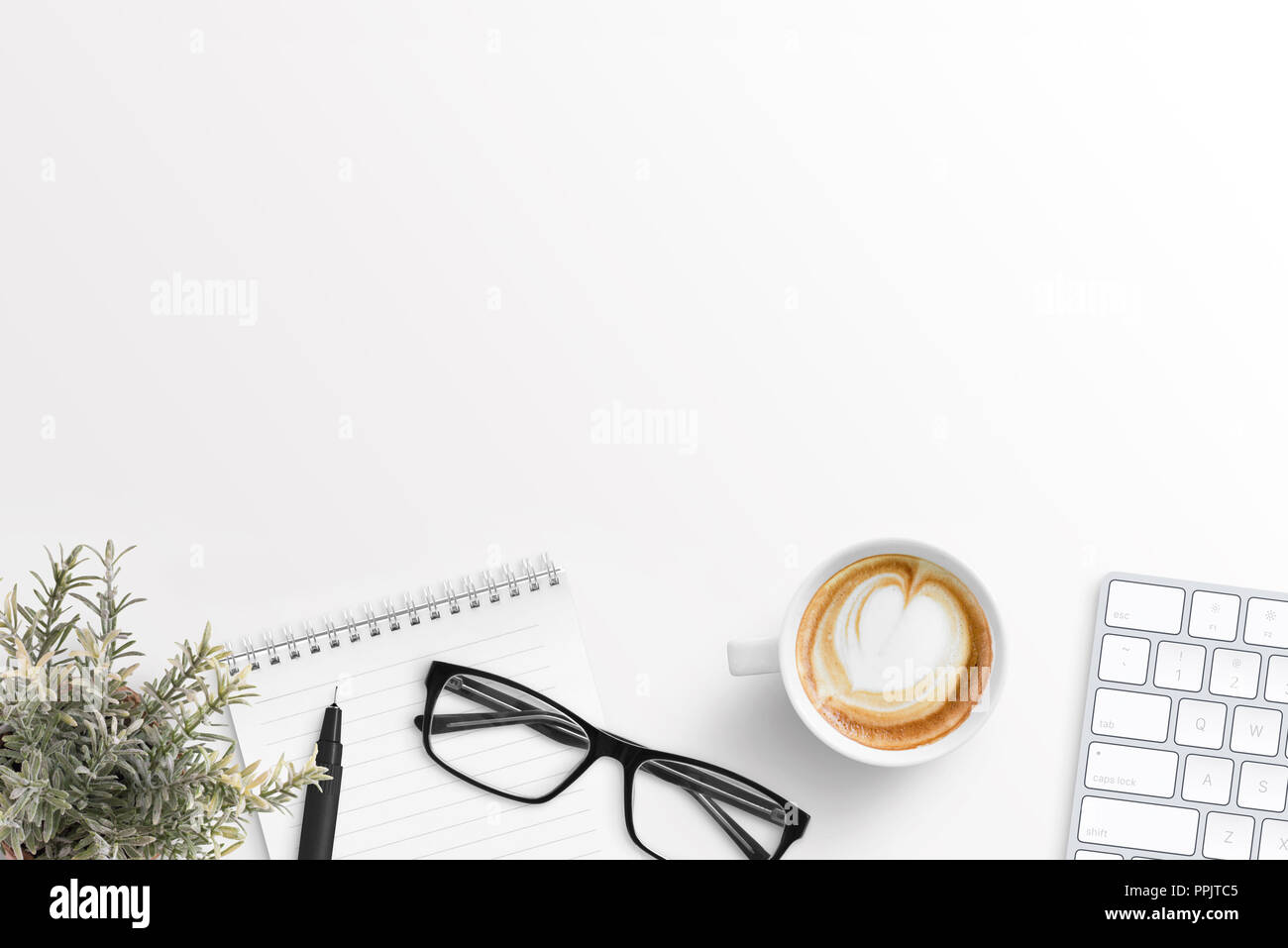 Scrivania da ufficio con spazio libero per il testo. Composizione di business. Hero immagine d'intestazione. Foto Stock