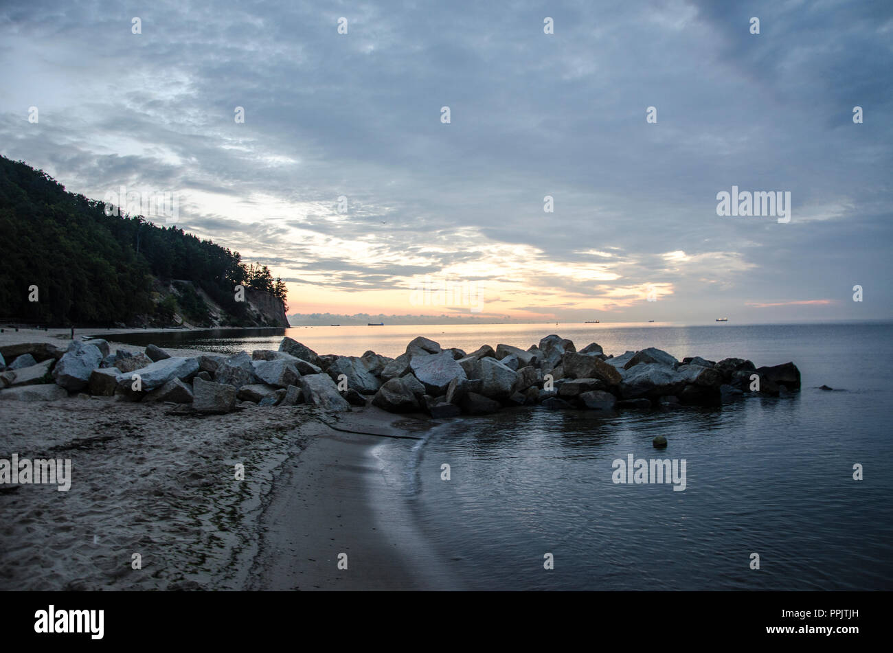 Sunrise mattina oltre il mare del Baltico a Gdynia, Polonia, panorama vista la natura Foto Stock