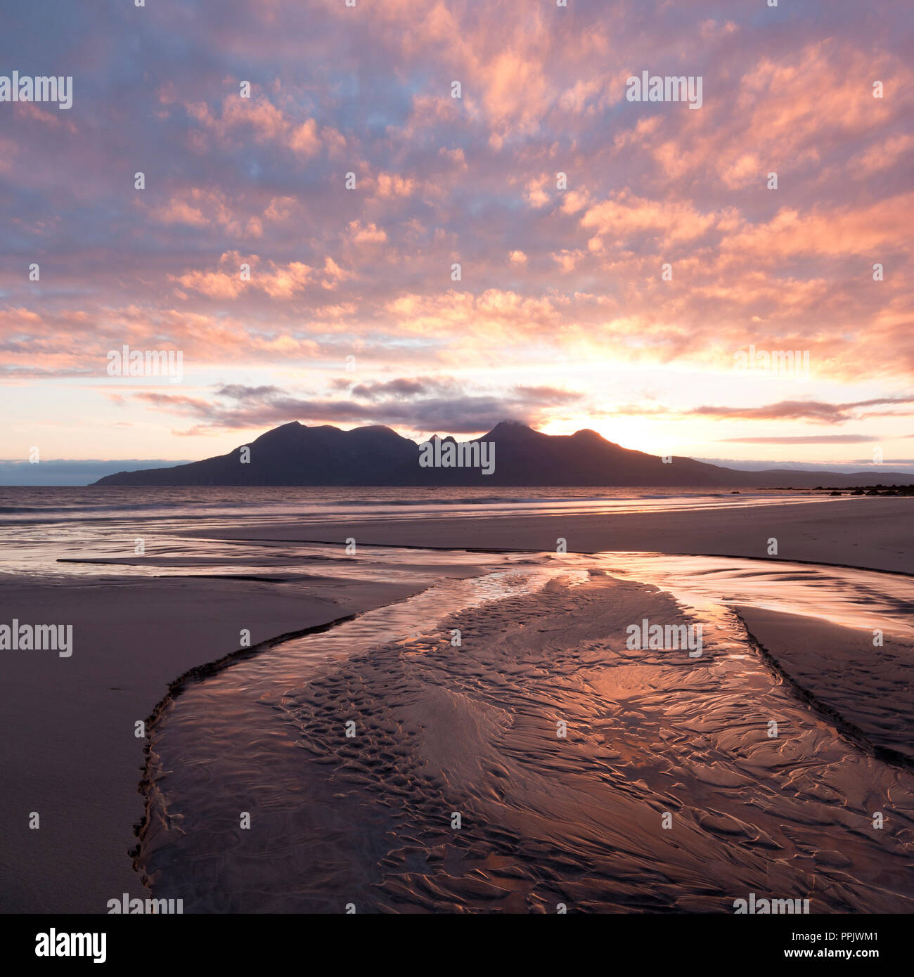 Estate tramonto alla Baia di Laig, Isola di Eigg Foto Stock