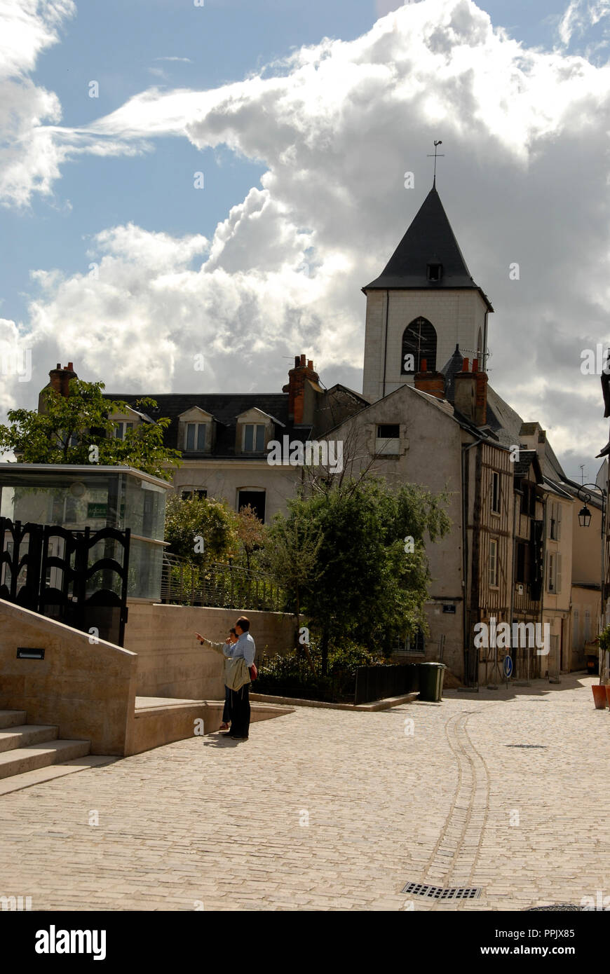 Edifici medievali e la torre di Eglise Saint-Donatien in Rue de l'Empereur nel vecchio quartiere della città di Orleans, capitale del dipartimento del Loiret d Foto Stock