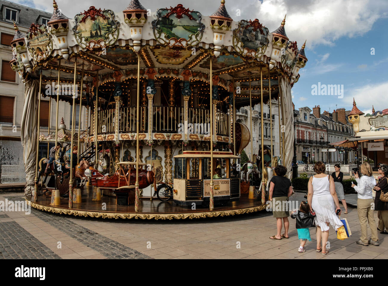 Una fiera che si tiene in Place du Martroi a Orleans nel centro-nord della Francia, circa 130 km (80 miglia) a sud-ovest di Parigi. L'Assedio di Orleans nel 1428 - 1429 Foto Stock