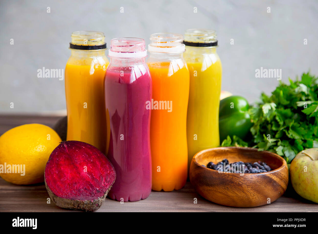 Frullati freschi in bottiglie , colorato organico sani frullati con frutta e verdura Foto Stock