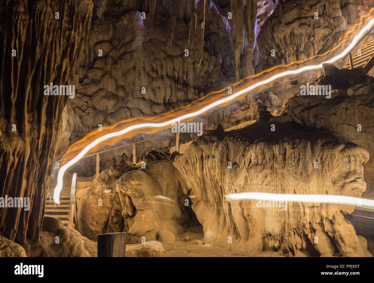 Luce di sole nella grotta di Khaoluang, Phetchaburi Provincia, Thailandia Foto Stock