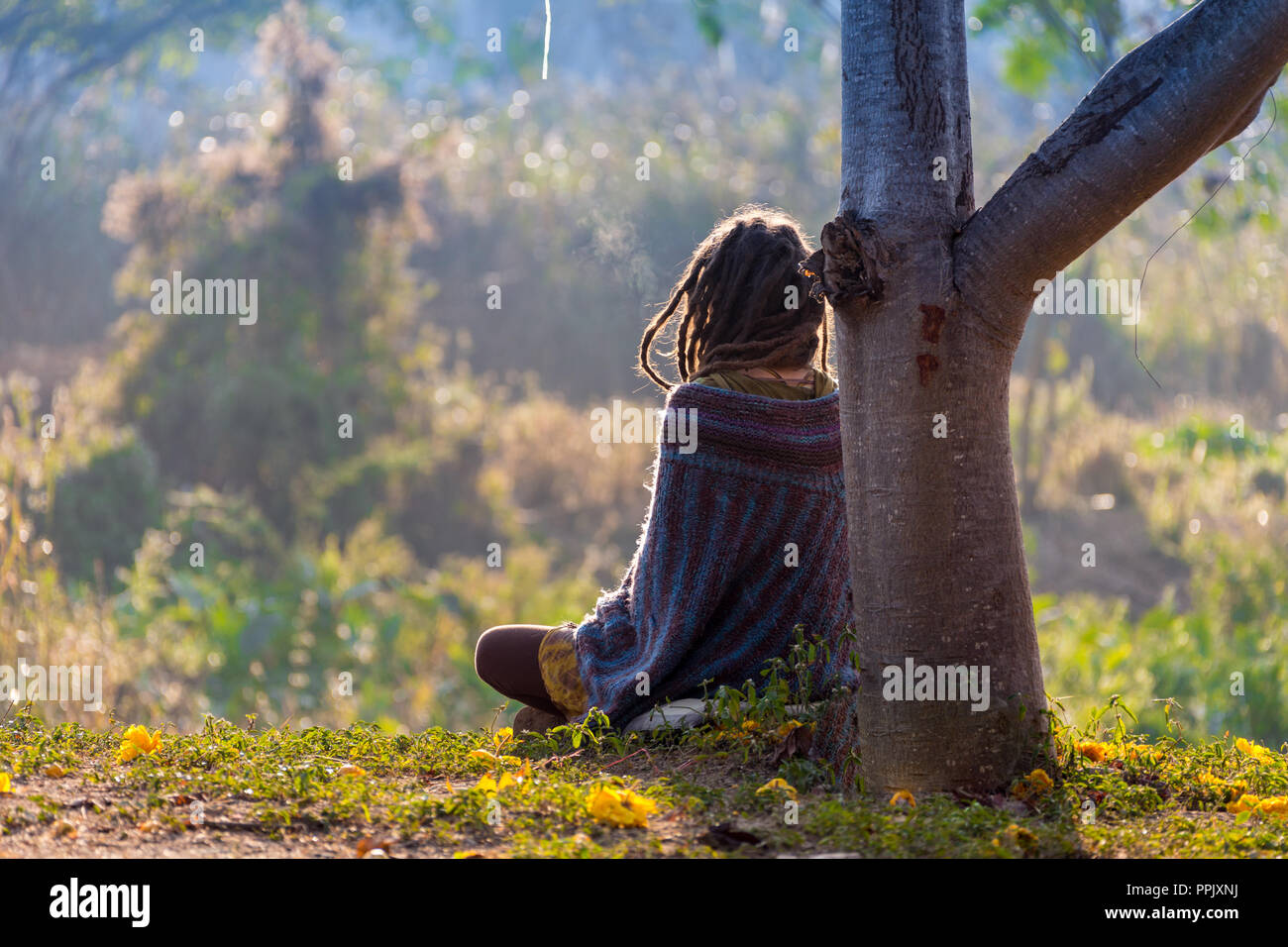 Backpacker in viaggio con zaino e guarda stupa buddisti. Myanmar. Foto Stock