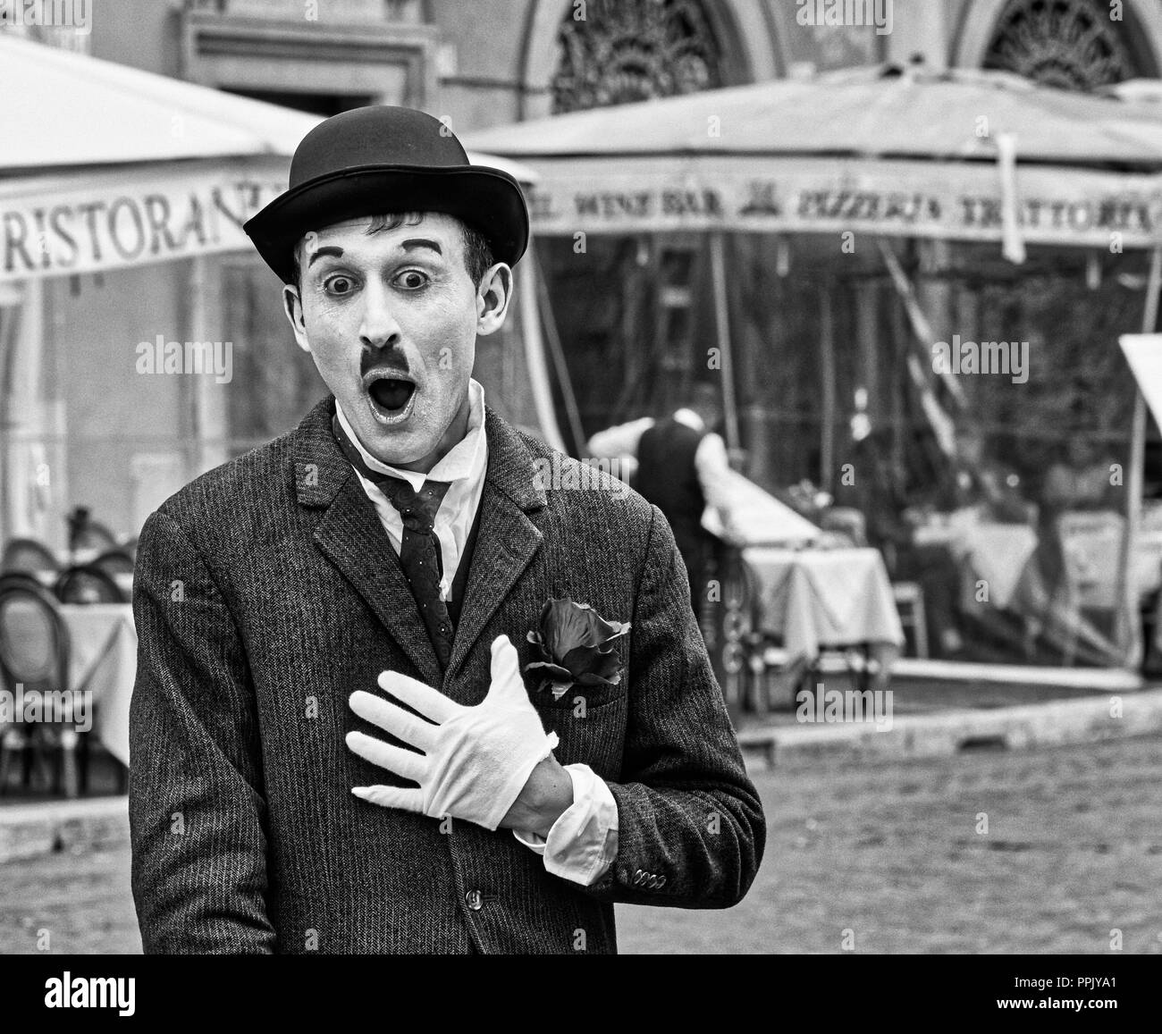 Italia, Roma, Marzo 8/ 2018, Mime vestito come Charlie Chaplin in Piazza Navona (Piazza Navona) Foto Stock