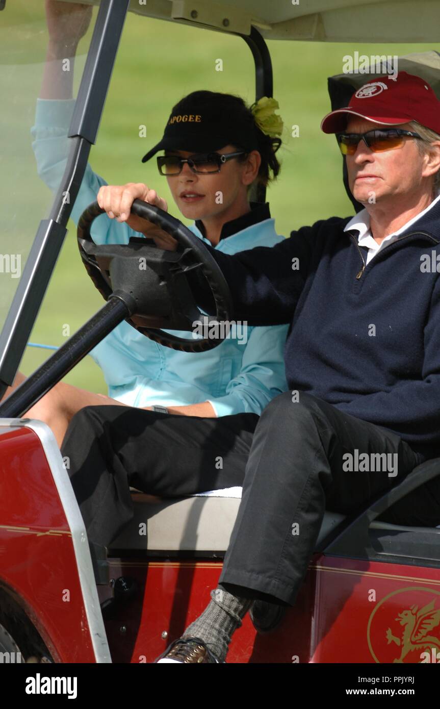 Allstar Golf, Celtic Manor di Newport, 2005. Holywood attrice Catherine Zeta Jones e il marito attore Michael Douglas sul campo da golf. Foto Stock