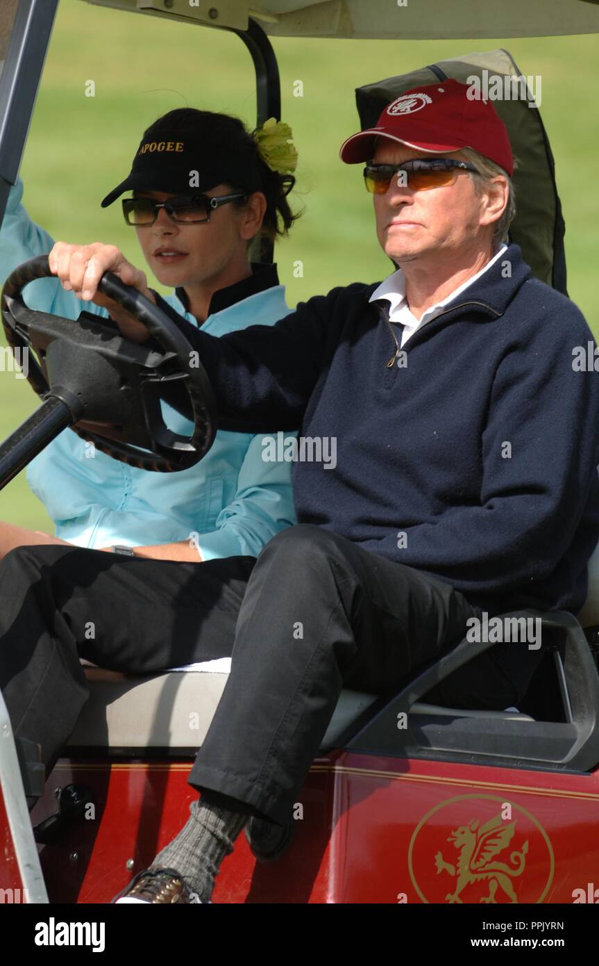 Allstar Golf, Celtic Manor di Newport, 2005. Holywood attrice Catherine Zeta Jones e il marito attore Michael Douglas sul campo da golf. Foto Stock