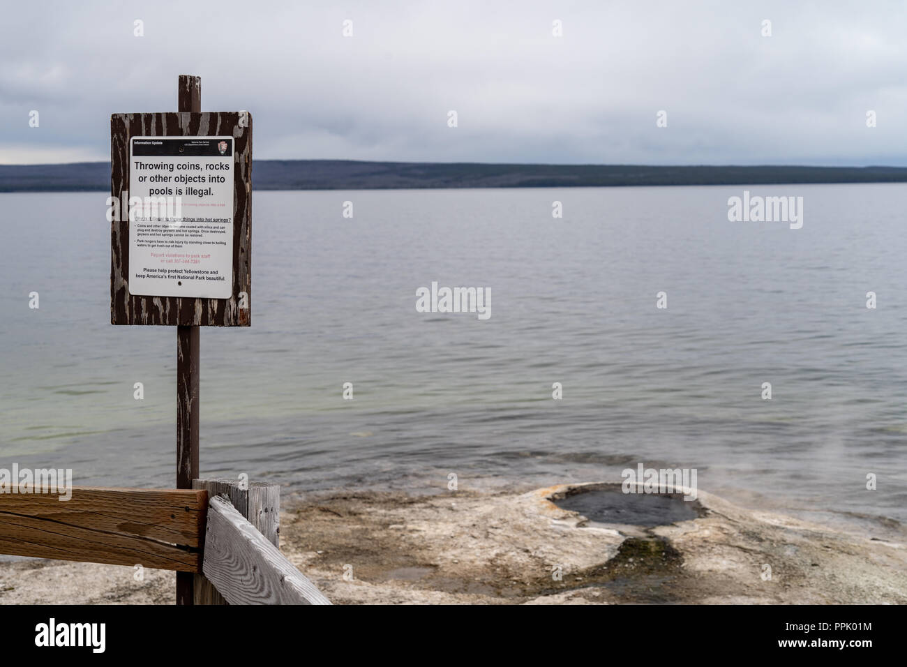 La criminalità a gettare monete, rocce e altri oggetti nelle caratteristiche geotermiche è illegale Foto Stock