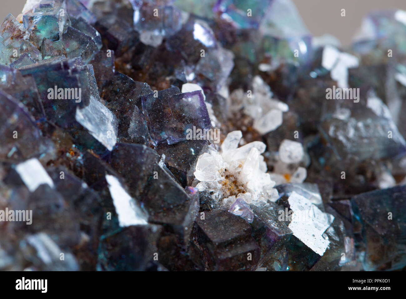 Macro di pietra minerale Fluorite cristallo su uno sfondo nero close-up Foto Stock