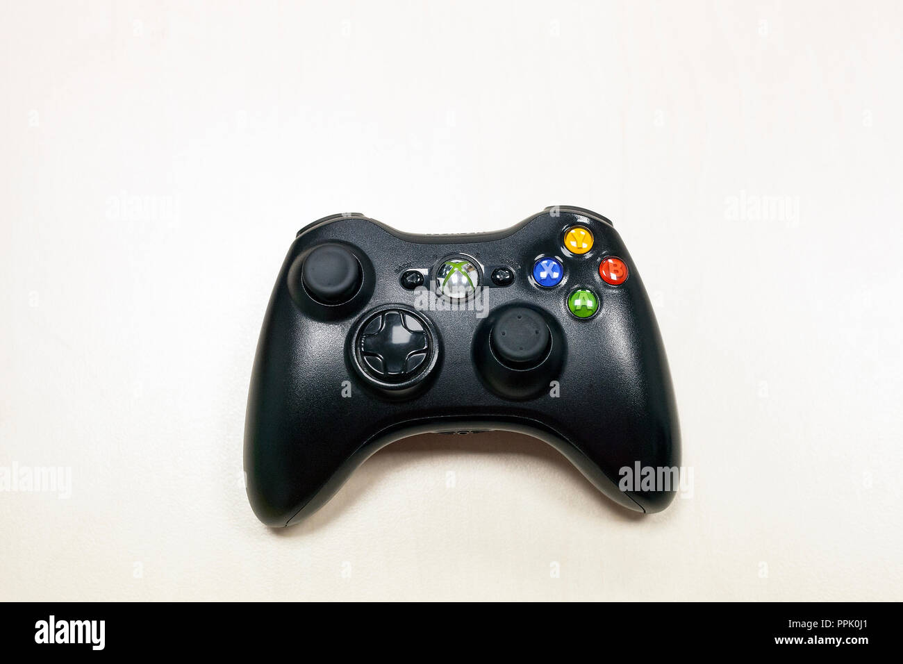 Lviv, Ucraina - 10 Gennaio 2018: Nero del joystick per console di gioco su sfondo bianco. Gamepad per giocare Foto Stock