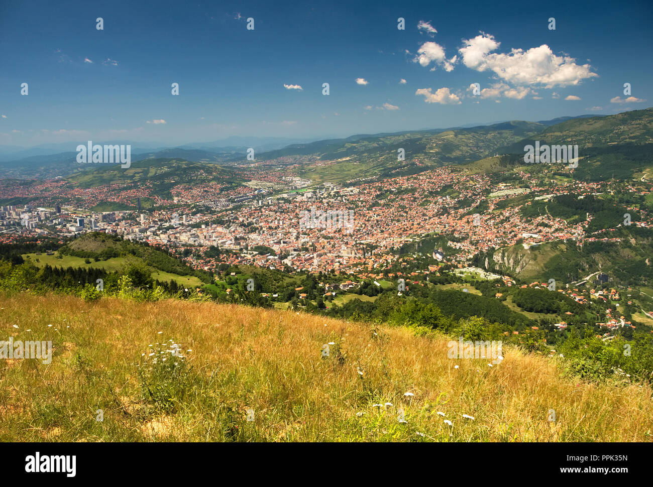 Affacciato sulla città di Sarajevo da una vicina collina. Foto Stock