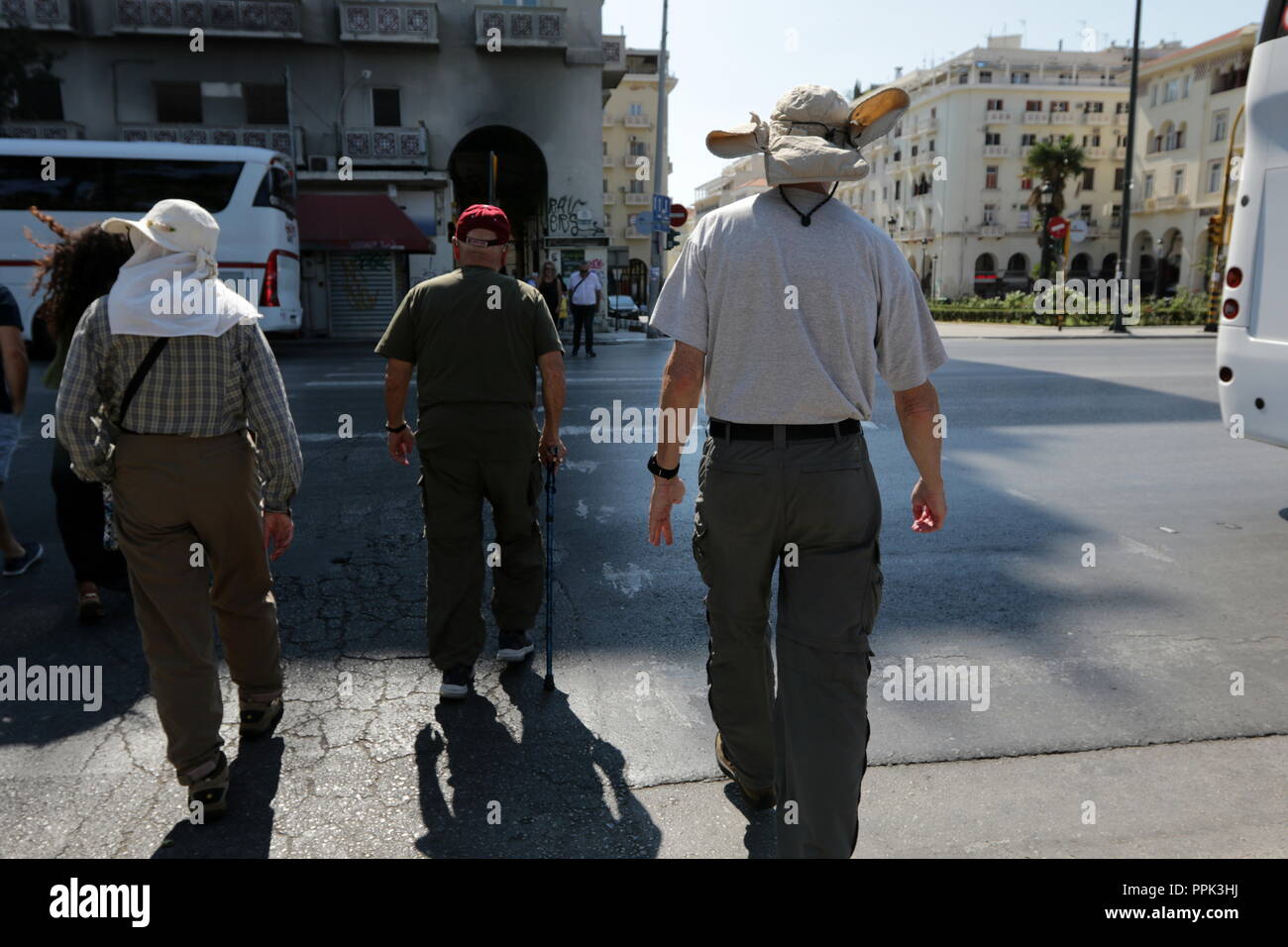 I turisti indossando cappelli deserto croce una croce in Thesssaloniki, Grecia. Foto Stock