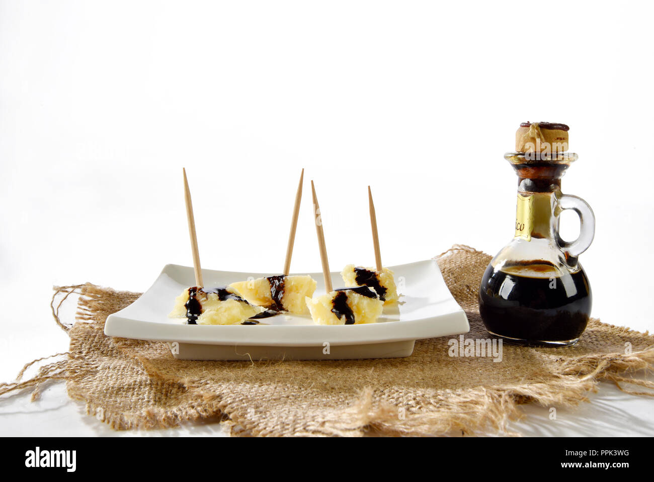 Delizia con aceto balsamico di Modena e Parmigiano Reggiano su un tavolo  rustico Foto stock - Alamy