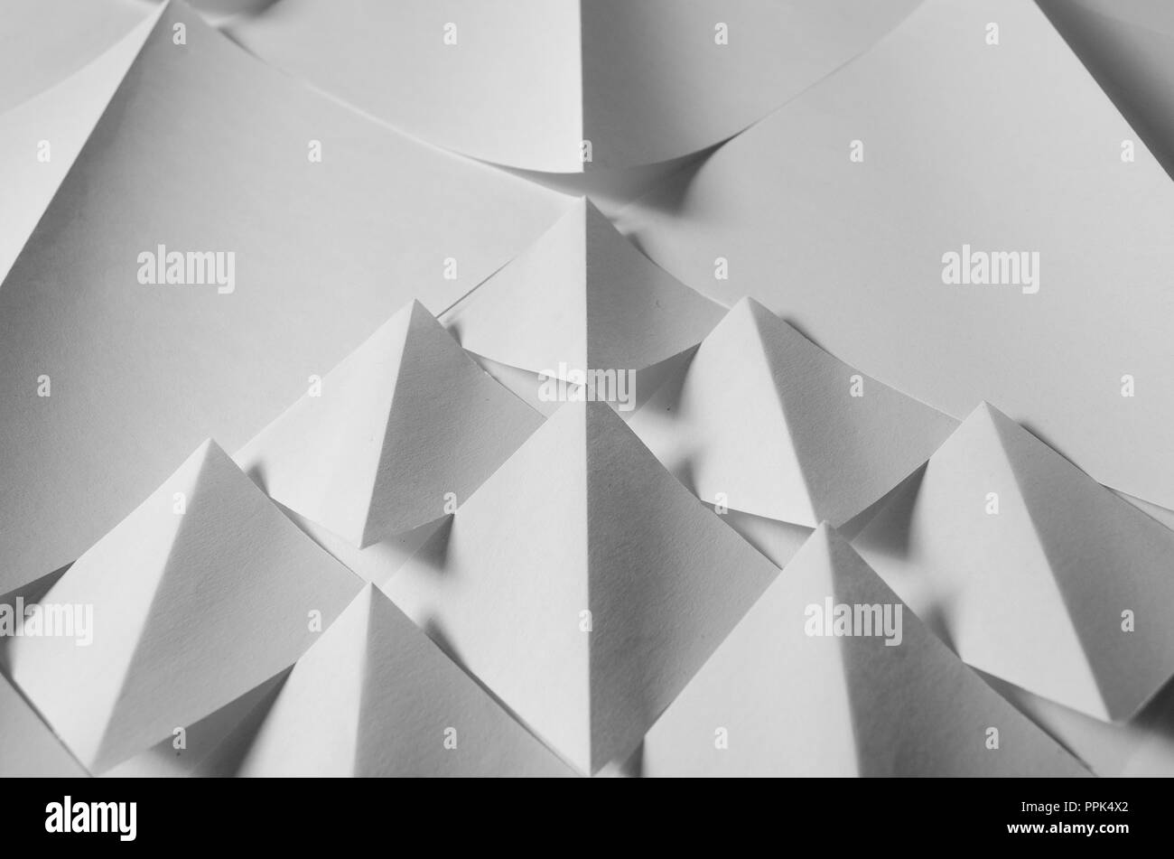 Bellissimo effetto tridimensionale che adorna i vostri testi in un elegante e splendido sfondo astratto. Tutti isolato su un fondo bianco e con d Foto Stock