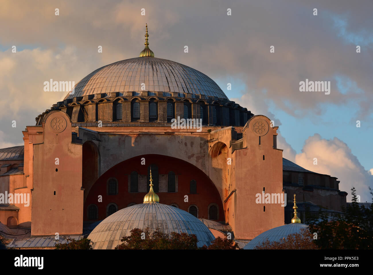 Inizio della luce della sera mette in evidenza la gigantesca cupola principale di Haghia Sophia, Istanbul, Turchia Foto Stock