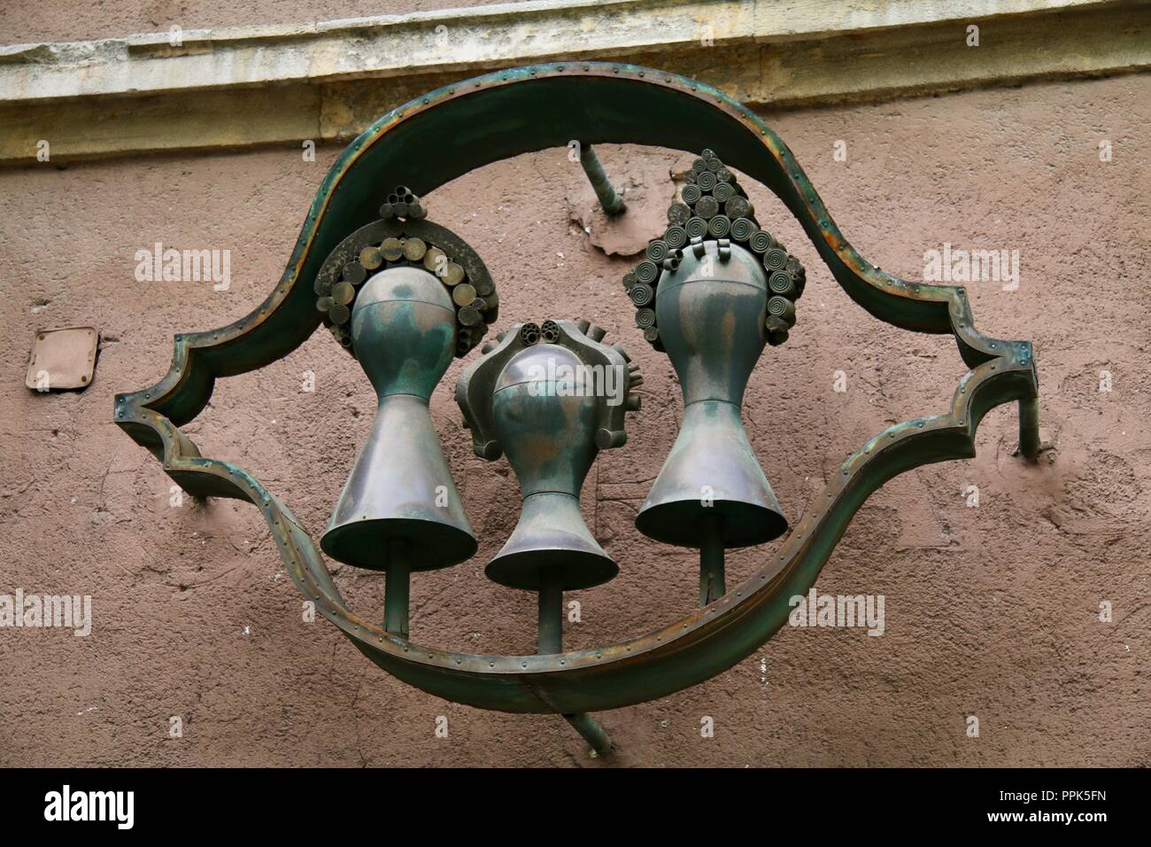 Tre piccoli insolita campane di metallo in Europa ha detto per allontanare gli spiriti maligni secondo la superstizione locale Foto Stock