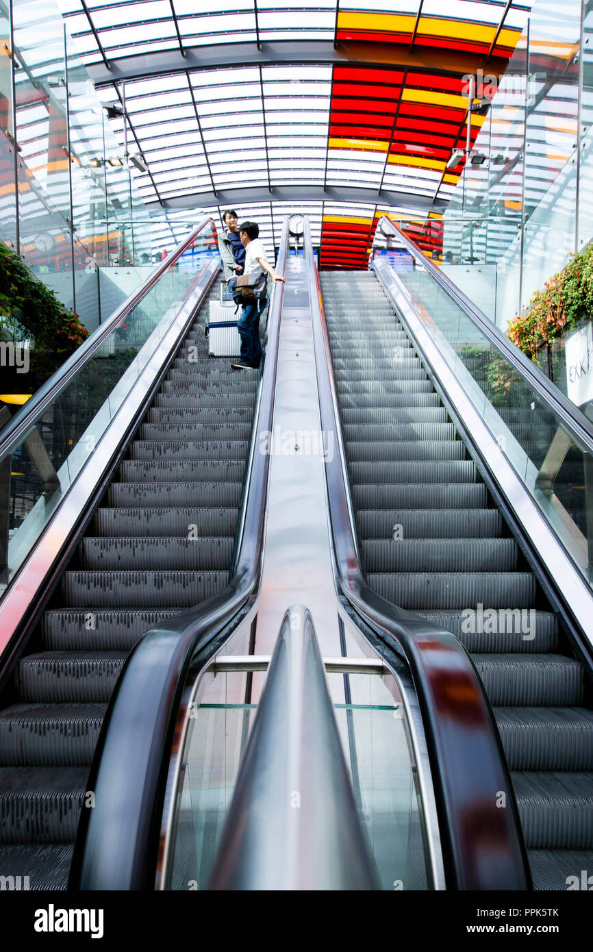 Escalator a Amsterdam Centraal Station Foto Stock