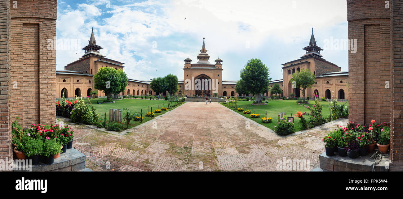 Jamia Masjid di srinagar in tutta la sua gloria con chinar e CHAR BAGH Foto Stock Jamia Masjid di srinagar in tutta la sua gloria con chinar e CHAR BAGH Foto Stock