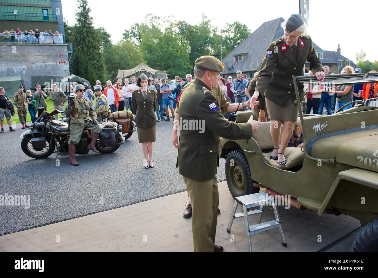 ENSCHEDE, Paesi Bassi - 01 settembre 2018: una cantante da 'SGT. Il Wilson's army show' uscendo di una jeep durante un esercito militare show. Foto Stock