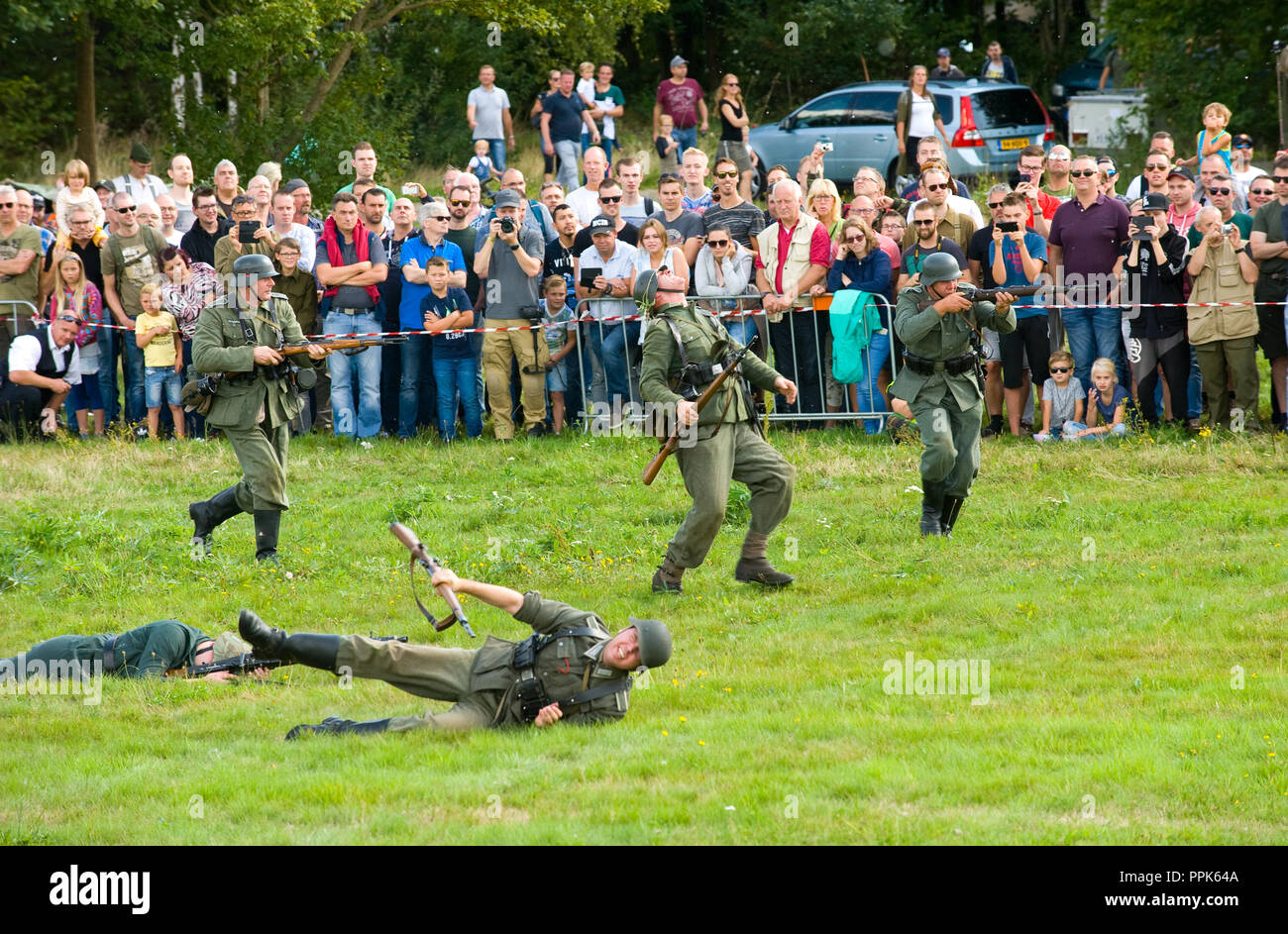 ENSCHEDE, Paesi Bassi - 01 settembre 2018: soldati tedeschi di combattere e sparare durante un esercito militare show per il pubblico. Foto Stock