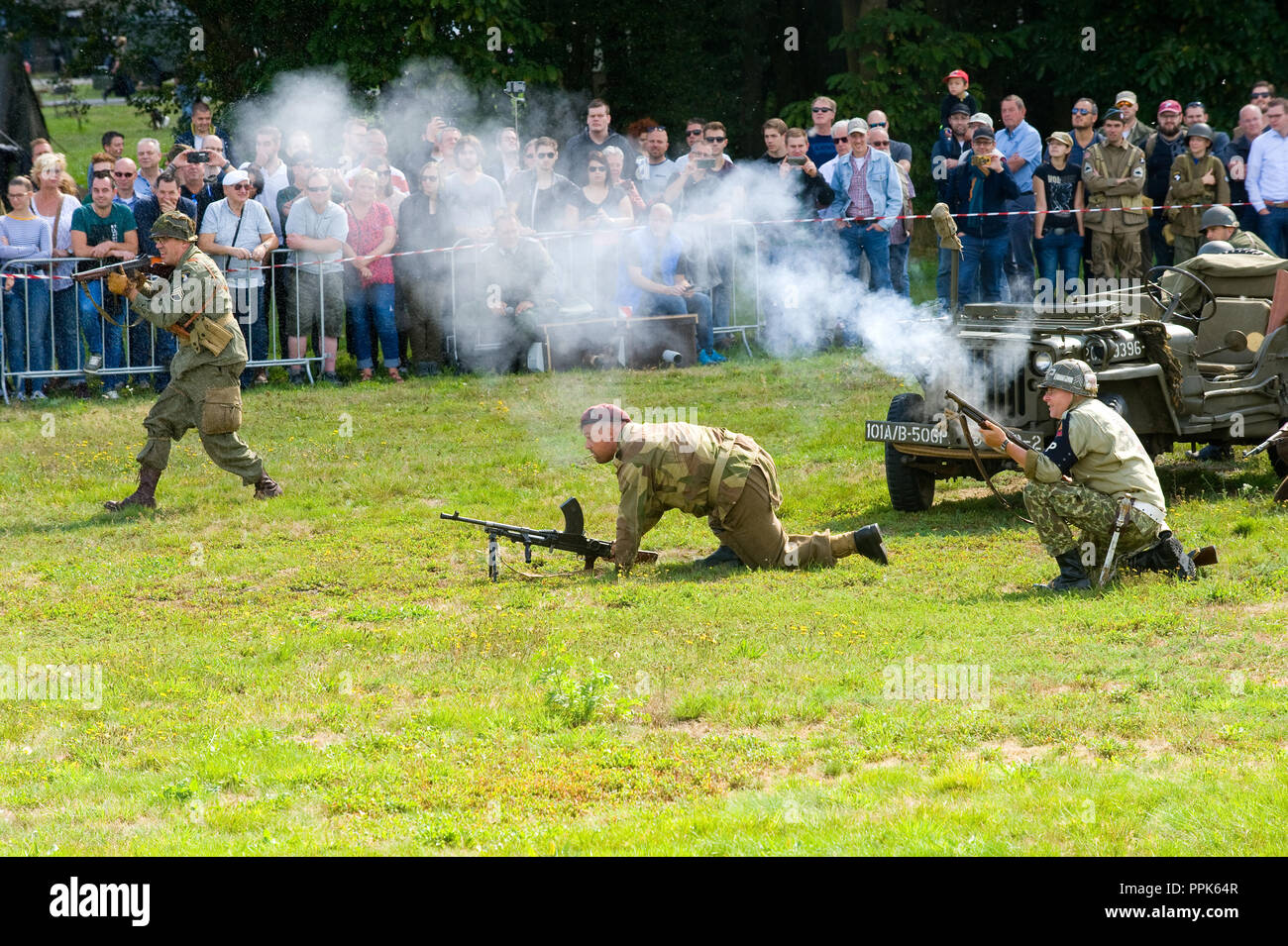ENSCHEDE, Paesi Bassi - 01 settembre 2018: Soldati di combattere e sparare durante un esercito militare show per il pubblico. Foto Stock