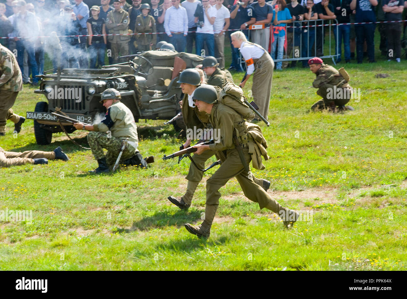 ENSCHEDE, Paesi Bassi - 01 settembre 2018: Soldati di combattere e sparare durante un esercito militare show per il pubblico. Foto Stock