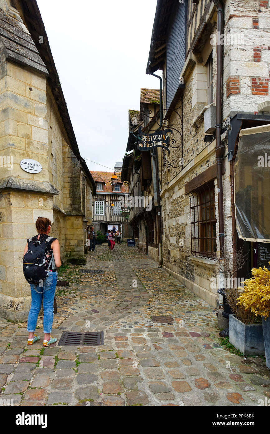Vecchia strada di ciottoli in Honfleur, Normandia Foto Stock