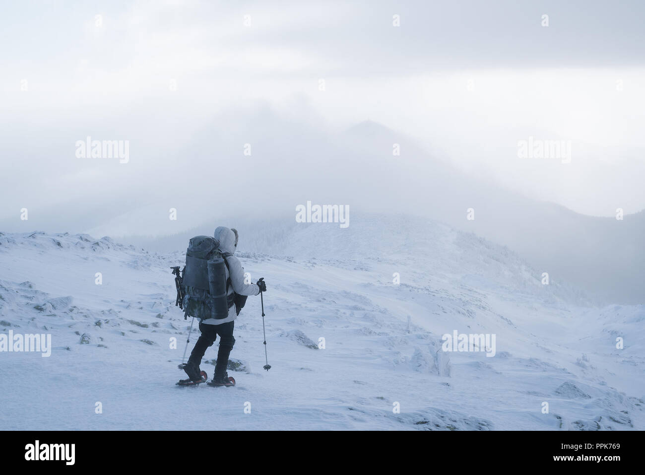 Inverno avventura di montagna. Escursioni con le racchette da neve. Le difficili condizioni atmosferiche con blizzard. Parte superiore in presenza di neve e nuvole Foto Stock