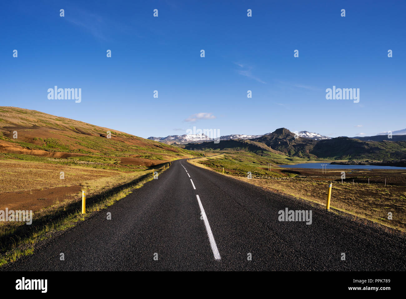 Strada N1 in Islanda. Paesaggio estivo con vista montagna e cielo blu chiaro Foto Stock