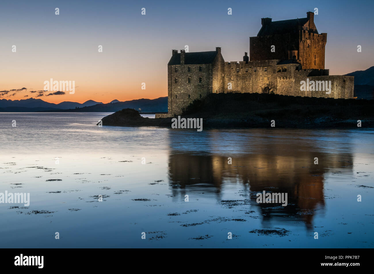 Il vecchio castello del XIII secolo di Eilean Donan seduto su una piccola isola nel Loch Alsh al tramonto Foto Stock