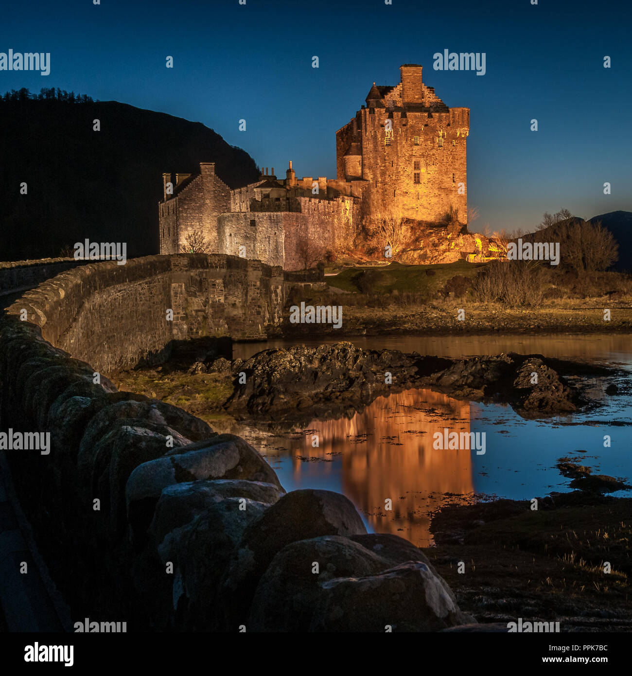 Il vecchio castello del XIII secolo di Eilean Donan seduto su una piccola isola nel Loch Alsh al tramonto Foto Stock