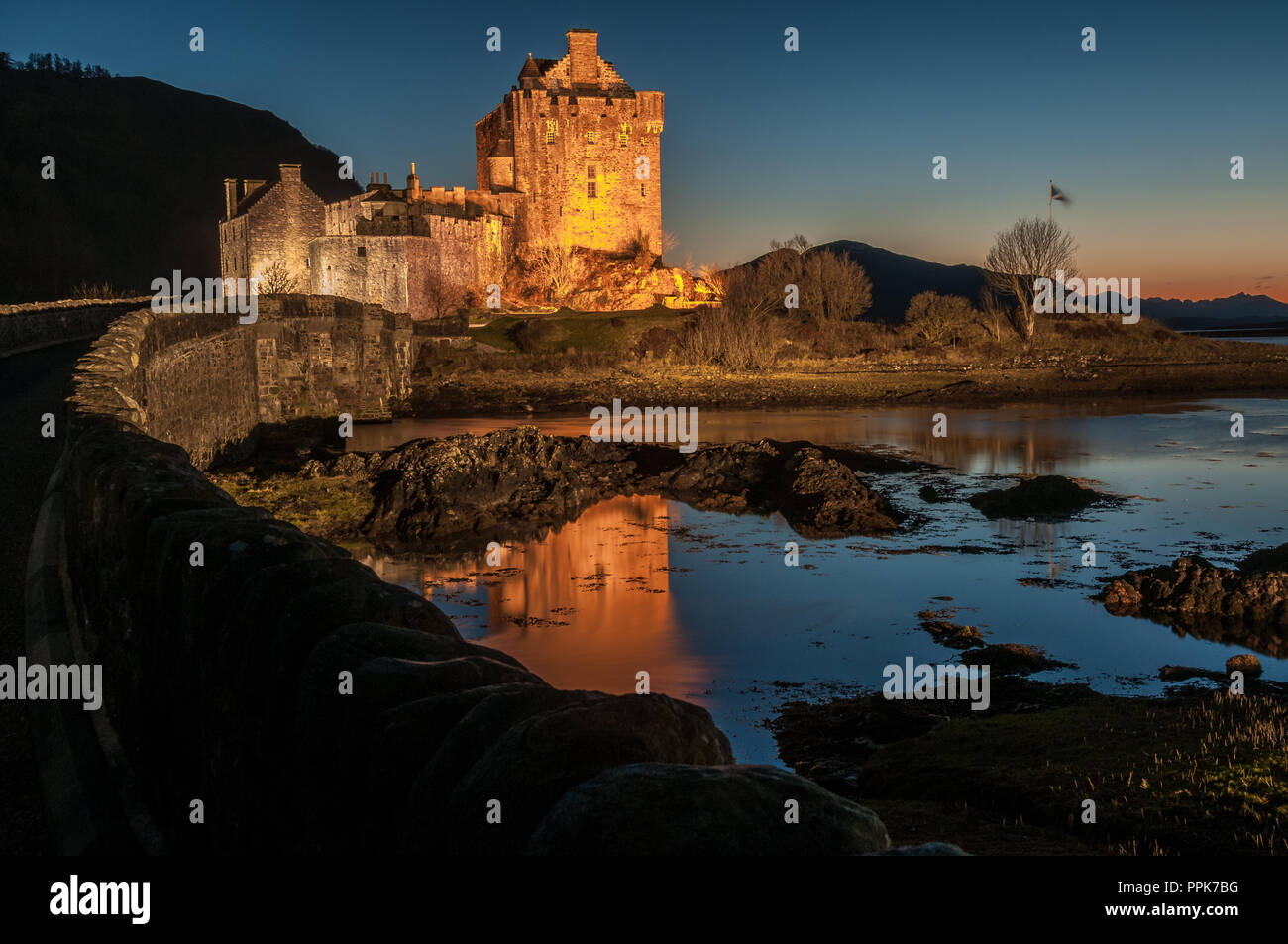 Il vecchio castello del XIII secolo di Eilean Donan seduto su una piccola isola nel Loch Alsh al tramonto Foto Stock