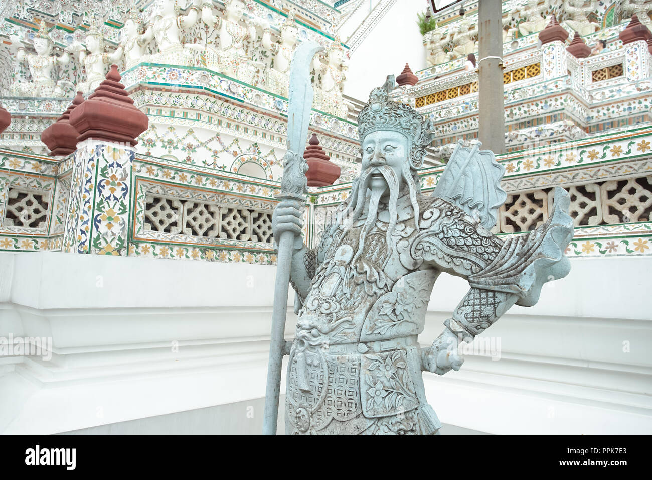 Bangkok, Tailandia - 2 Settembre 2018: gigante cinese statua di pietra in Wat Arun, Bangkok, Thailandia. Come la guardia solier nella fede del popolo Thai e Foto Stock