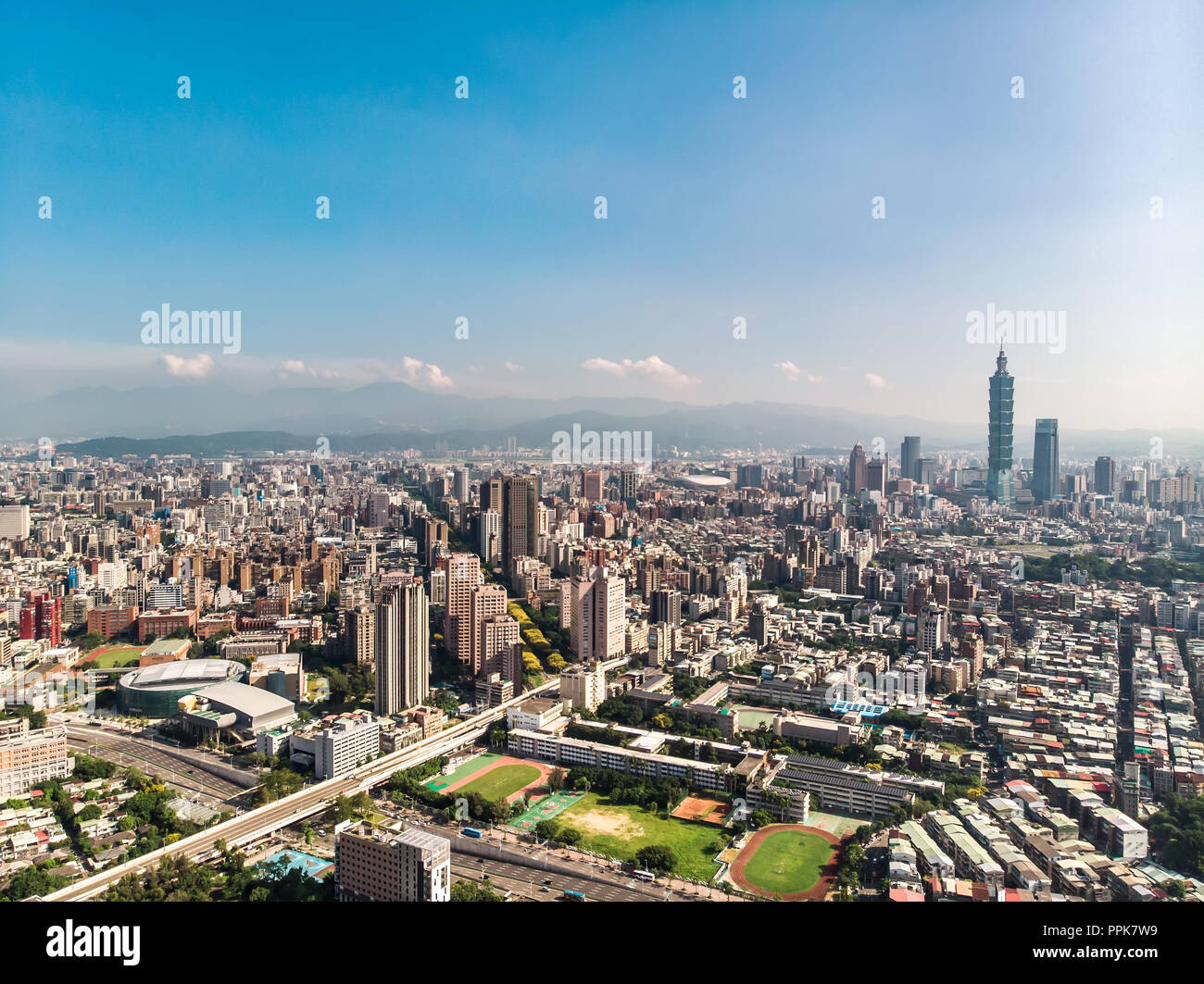 Skyline della città di Taipei nel centro cittadino di Taipei, Taiwan. Foto Stock