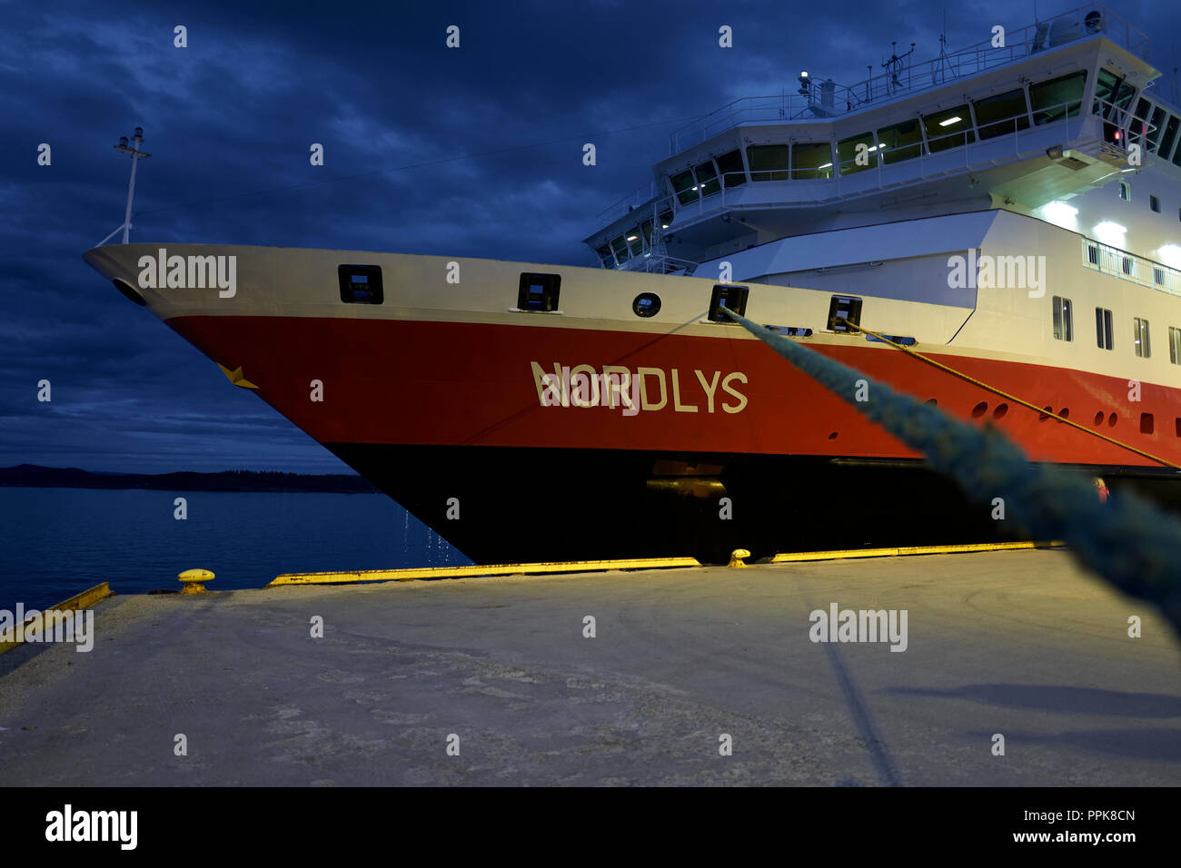Il traghetto Hurtigruten, la sig.ra NORDLYS, ormeggiato a Rørvik a Dusk. Norvegia. Foto Stock