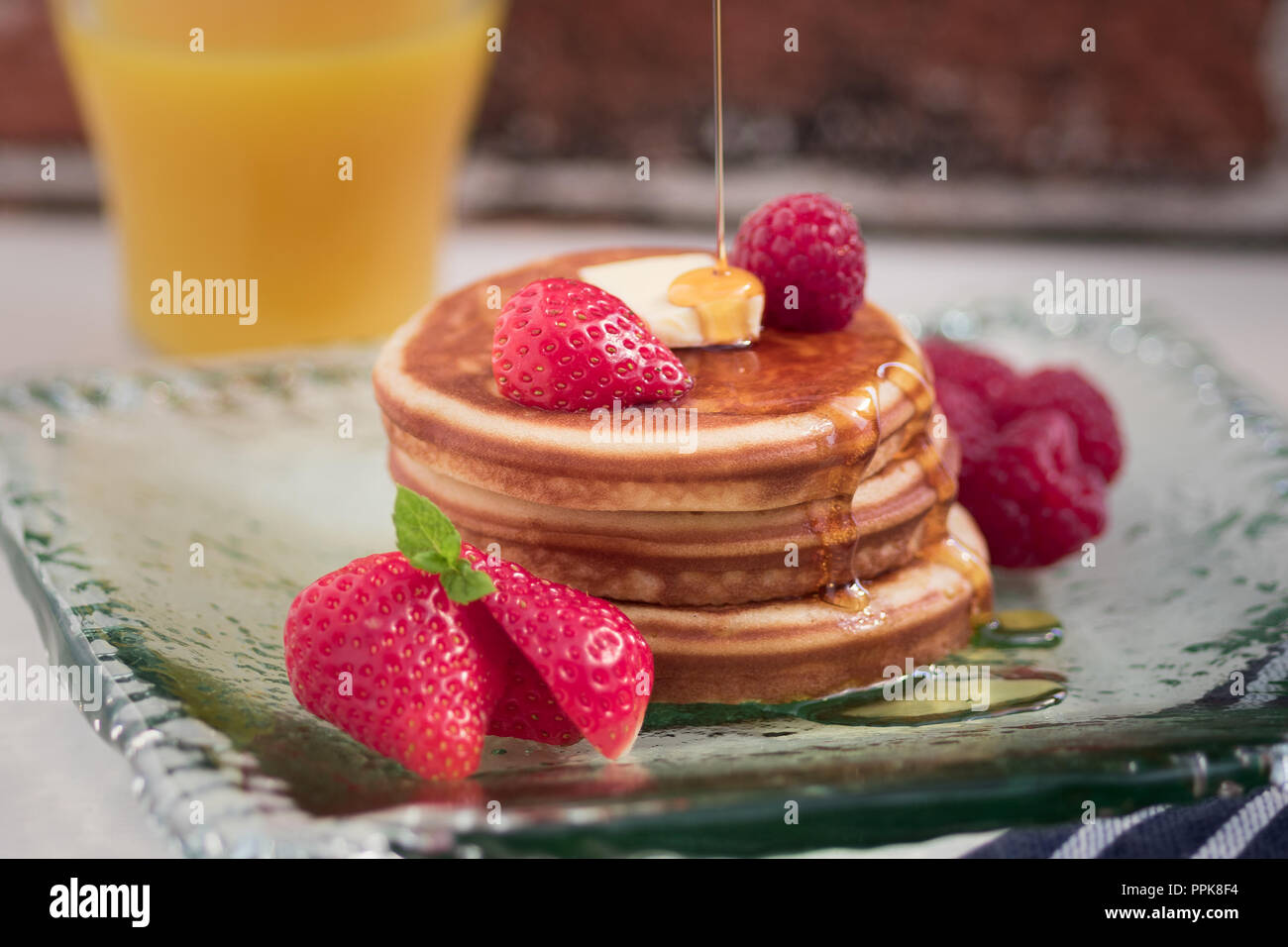 Stile Americano pancake con sciroppo di acero e frutta Foto Stock