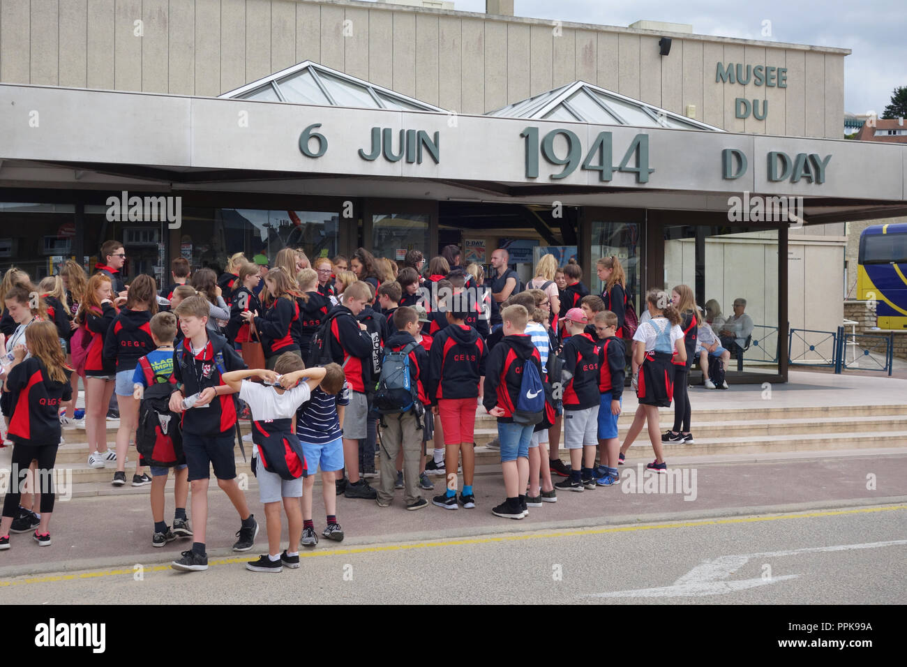 Scuola di inglese classe visitando il Musée du débarquement ad Arromanches-les-bains, Normandia Francia Foto Stock