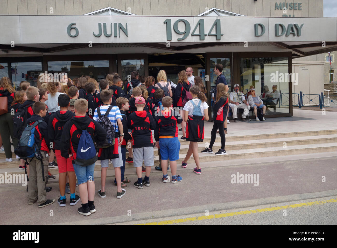 Scuola di inglese classe visitando il Musée du débarquement ad Arromanches-les-bains, Normandia Francia Foto Stock