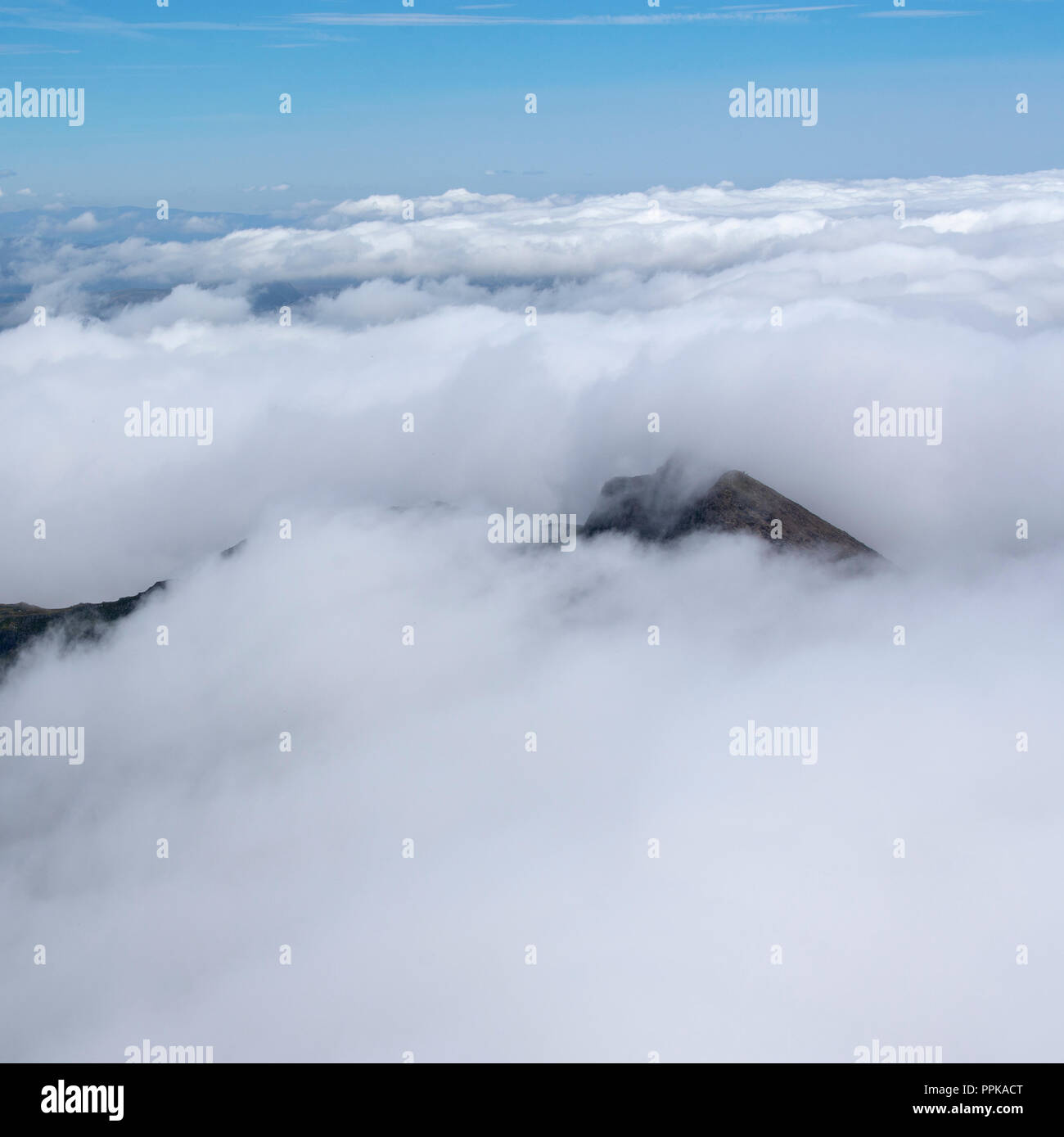 Il cloud protetto Y Lliwedd visto dalla parte superiore della Snowdon Foto Stock